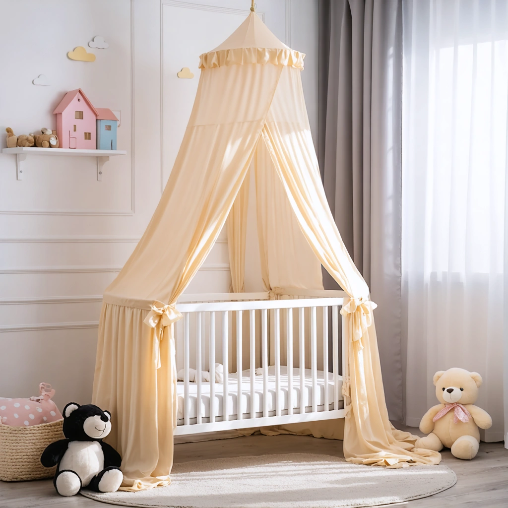 Une chambre de bébé moderne avec un ciel de lit installé en toute sécurité au-dessus du berceau, une ambiance douce et un parent vigilant à proximité.