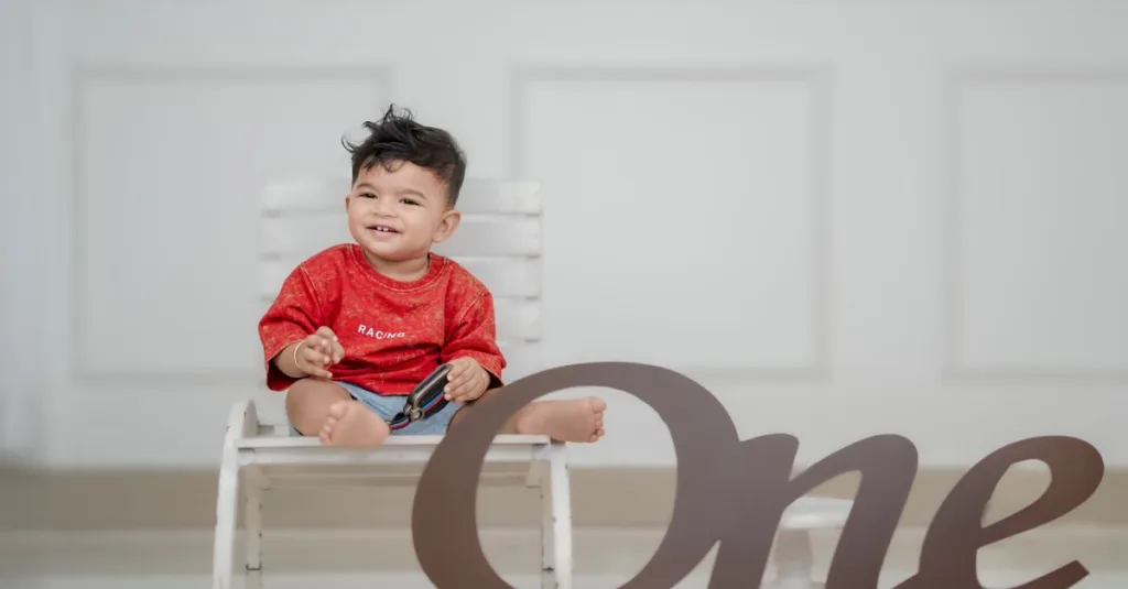 découvrez à quel âge un bébé commence à reconnaître son prénom et comment favoriser cette étape importante de son développement.