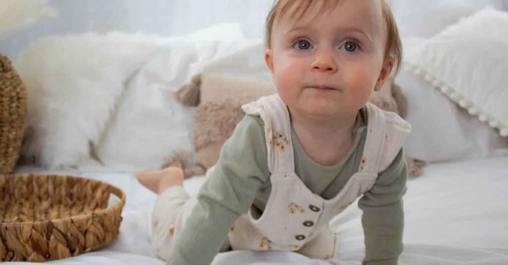 découvrez à quel âge les bébés commencent généralement à ramper, les étapes clés du développement moteur et des conseils pour accompagner votre enfant en toute sécurité.