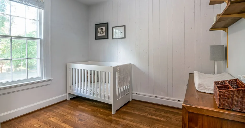 découvrez les signes indiquant qu'il est temps de changer le lit bébé pour assurer sécurité et confort à votre enfant.