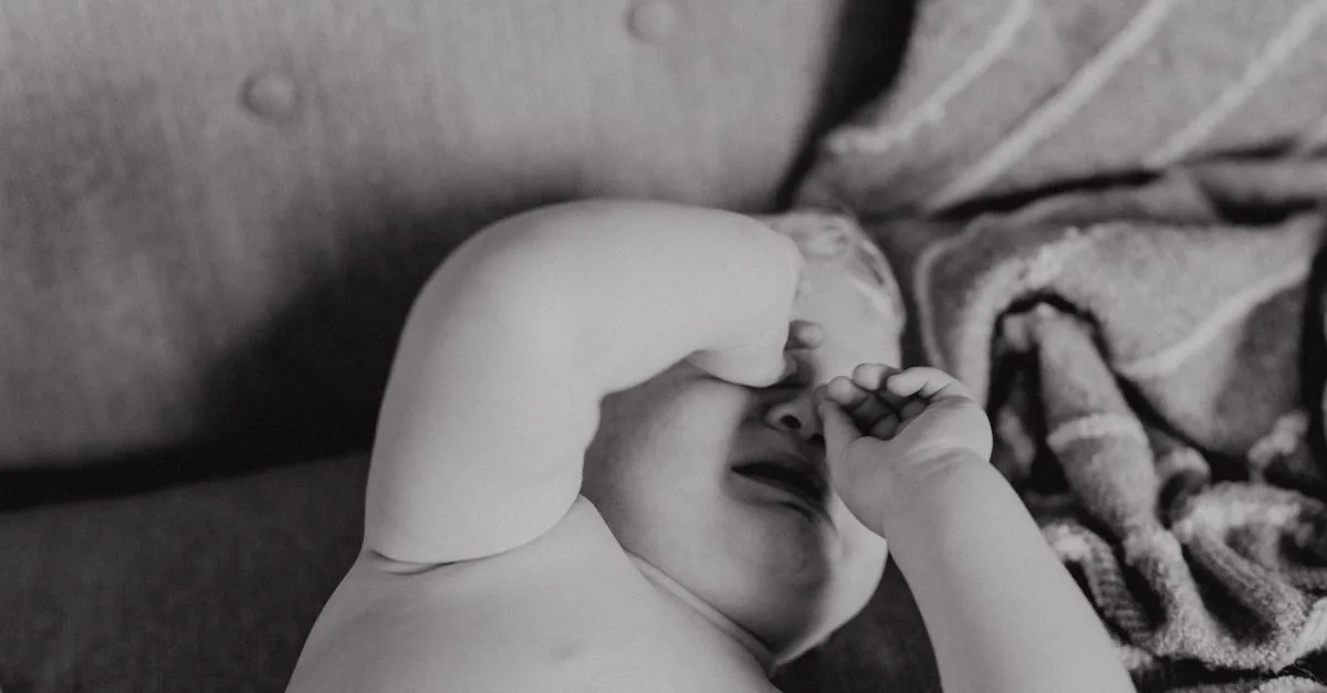 découvrez les raisons courantes pour lesquelles un bébé pleure et comment apaiser ses pleurs efficacement.