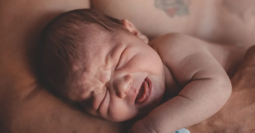 découvrez les raisons courantes pour lesquelles un bébé pleure et apprenez des astuces pour apaiser votre enfant rapidement et efficacement.