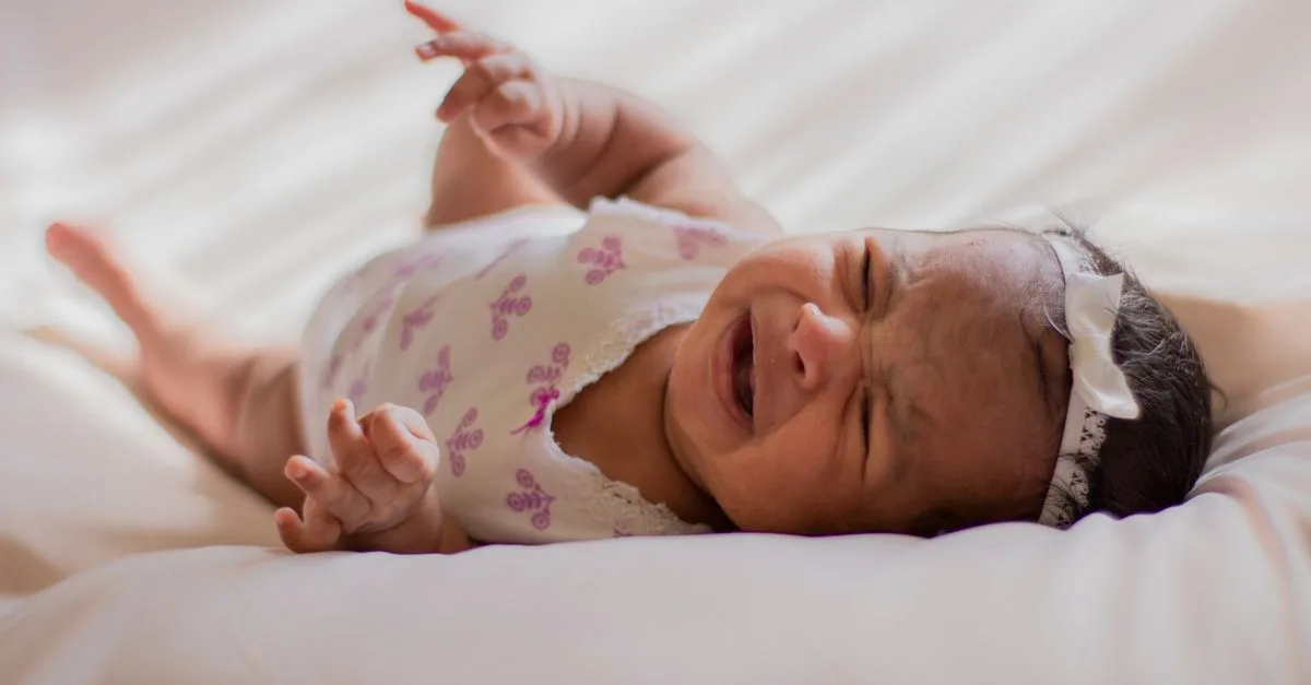 découvrez les raisons courantes des pleurs de bébé et des conseils pour apaiser votre tout-petit rapidement et efficacement.