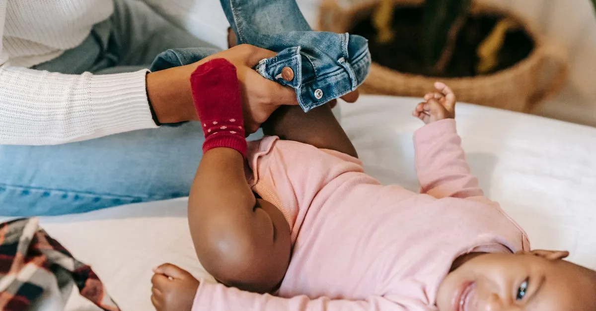 guide complet pour choisir et organiser les vêtements de bébé, avec des conseils pratiques pour toutes les saisons et occasions.