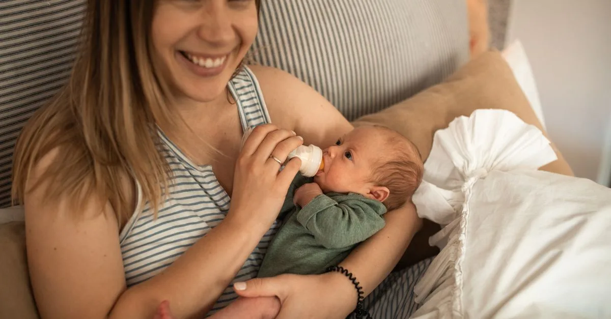 découvrez des astuces pour aider votre bébé à s'endormir paisiblement avec son biberon, favorisant un sommeil serein et confortable.