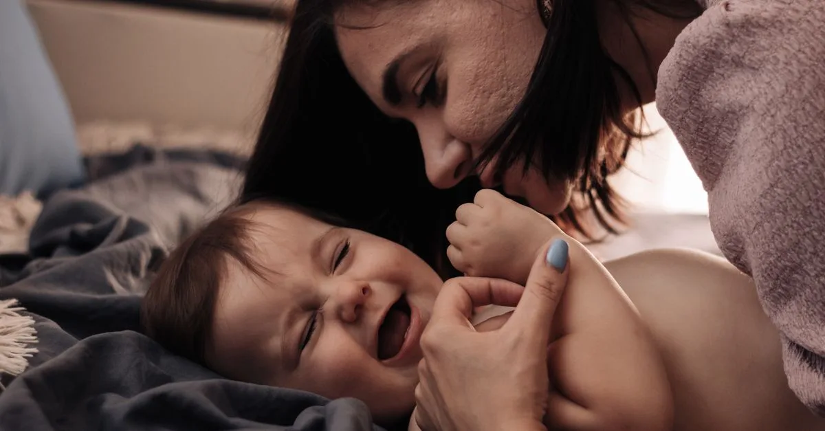 découvrez les signes indiquant qu'un bébé a mal à la tête, comment les reconnaître et quand consulter un médecin pour assurer son bien-être.