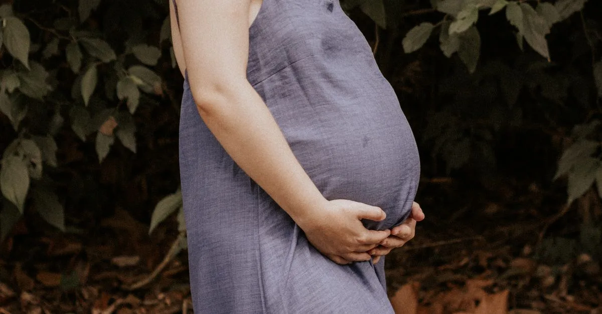 découvrez les mouvements du bébé lors d'une deuxième grossesse : à quoi s'attendre, quand les ressentir et les différences avec la première grossesse.