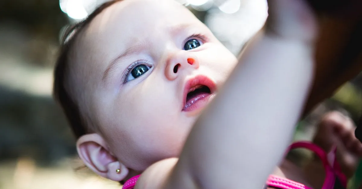 bébé qui tend les bras : moments adorables de découverte et d'exploration.