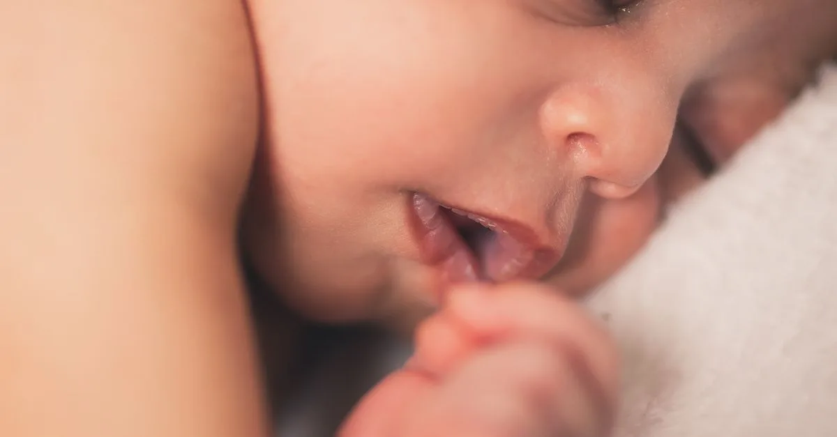 bébé qui se frotte le visage : découvrez des gestes tendres et naturels de votre enfant exprimant confort et curiosité.