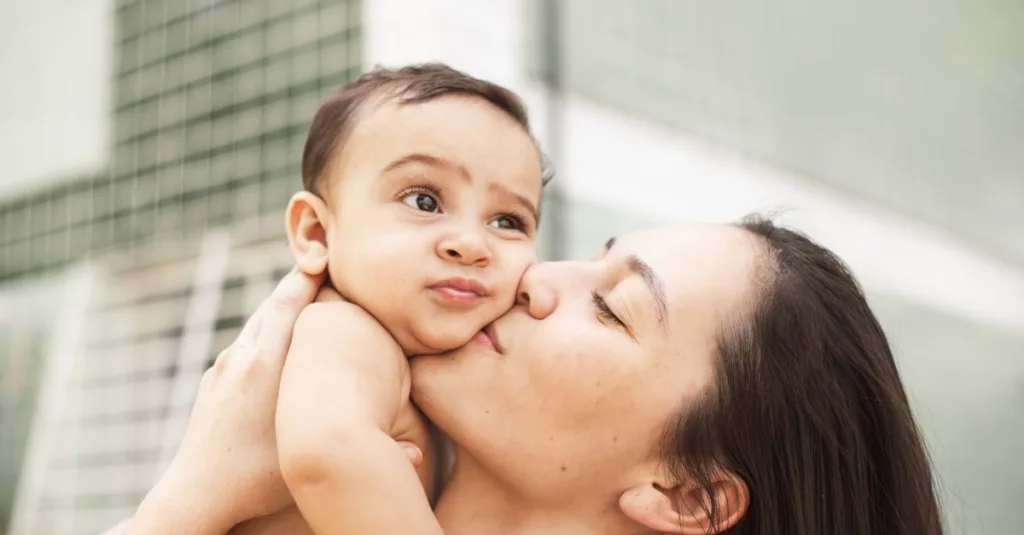 un bébé qui se frotte le visage, capturant un moment tendre et naturel de douceur et de curiosité.