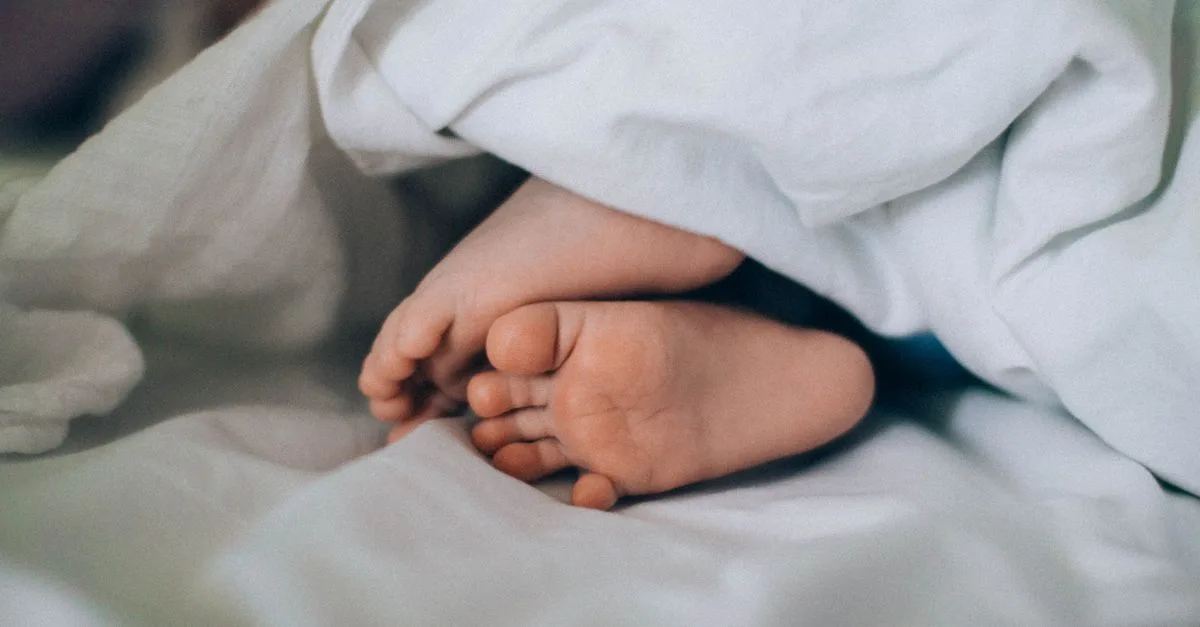 découvrez comment réguler la température de sommeil de votre bébé selon son âge pour garantir un confort optimal et un sommeil sécurisé.