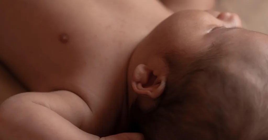 découvrez comment réguler la température de sommeil de votre bébé selon son âge pour assurer un sommeil sûr et confortable.