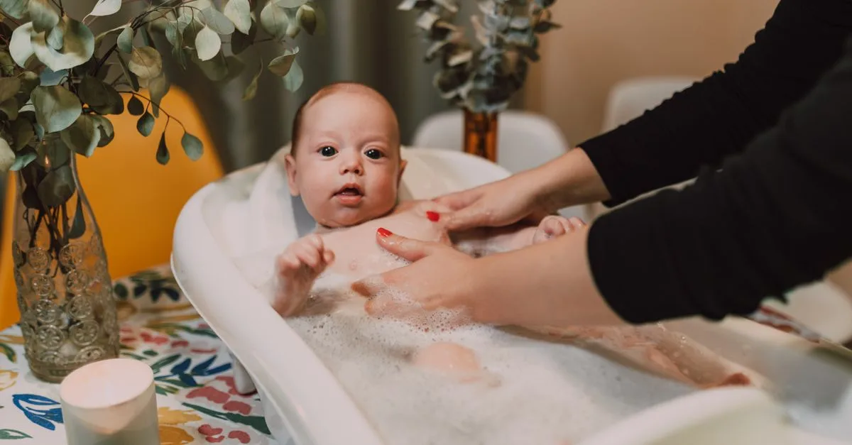 savon doux et naturel spécialement formulé pour la peau sensible des bébés, garantissant un nettoyage délicat et respectueux.