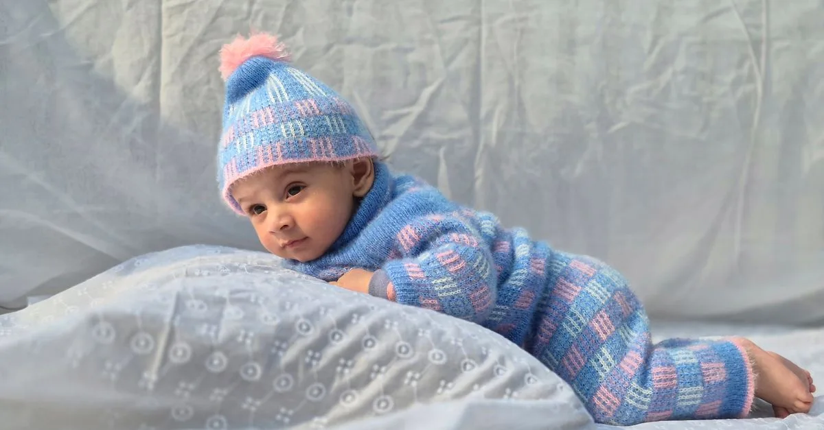 conseils essentiels pour habiller votre bébé en hiver : astuces pour le garder au chaud et confortable tout en restant stylé.