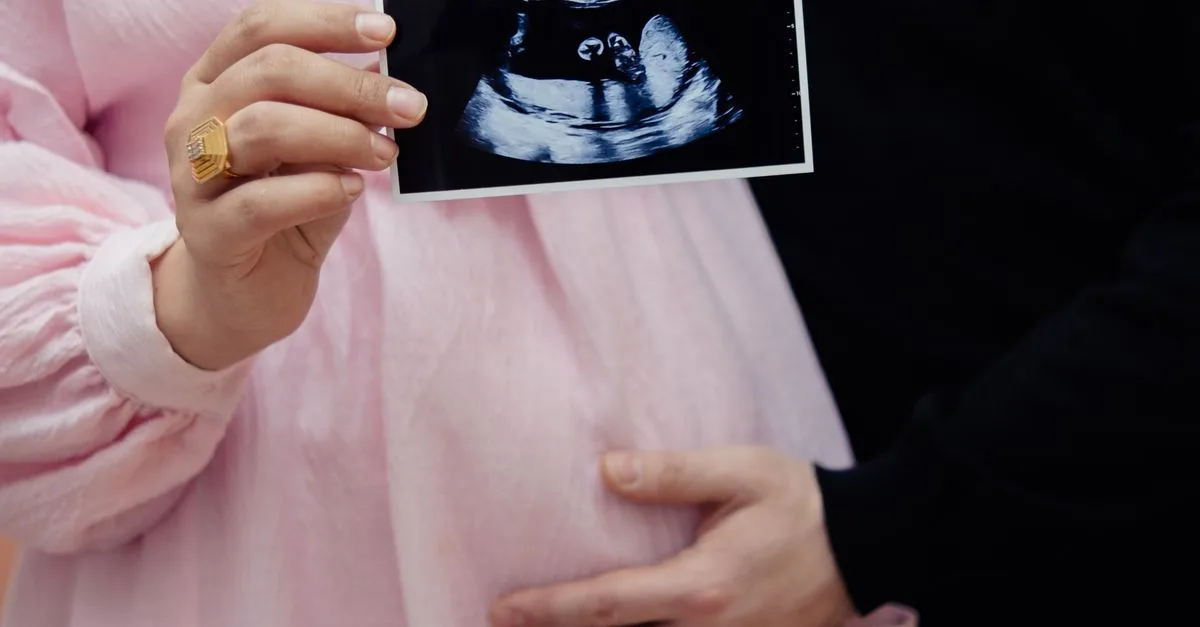 découvrez tout sur les mouvements fœtaux : quand les ressentir, leur importance pour le suivi de la grossesse, et comment interpréter ces signes précieux de la santé de bébé.
