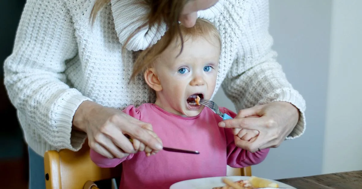 découvrez comment introduire la viande dans l'alimentation de votre bébé en toute sécurité, avec des conseils pratiques pour une diversification alimentaire réussie.