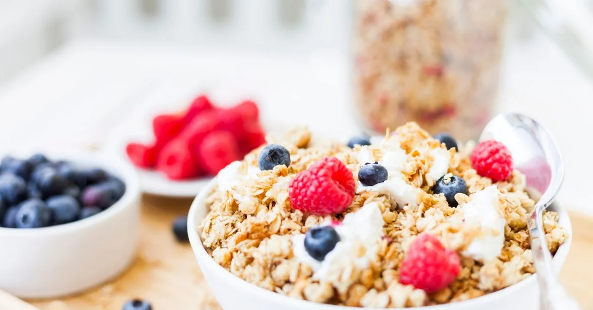 découvrez comment introduire le yaourt nature dans l'alimentation de votre bébé en toute sécurité, pour une diversification alimentaire réussie et équilibrée.