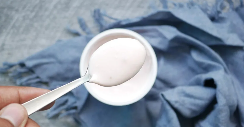 découvrez comment introduire le yaourt nature dans l'alimentation de votre bébé en toute sécurité et favoriser sa diversification alimentaire.