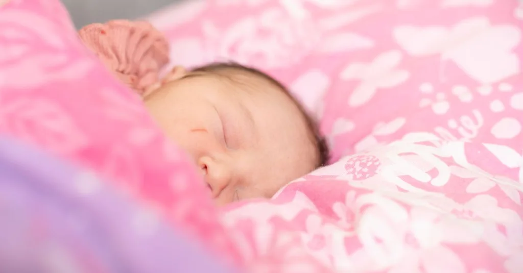 conseils et astuces pour améliorer le sommeil de votre nouveau-né, comprendre ses rythmes et favoriser des nuits plus paisibles.