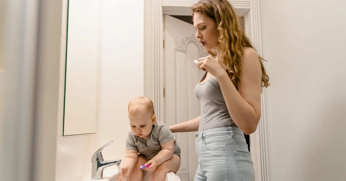 découvrez tout ce qu'il faut savoir sur la poussée dentaire chez les bébés : symptômes, conseils pour apaiser les douleurs et soins adaptés.