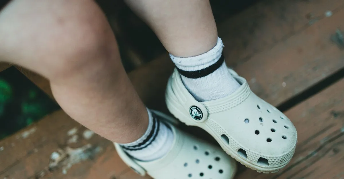 le toe walking désigne une marche sur la pointe des pieds, souvent observée chez les jeunes enfants. découvrez ses causes, implications et solutions possibles.