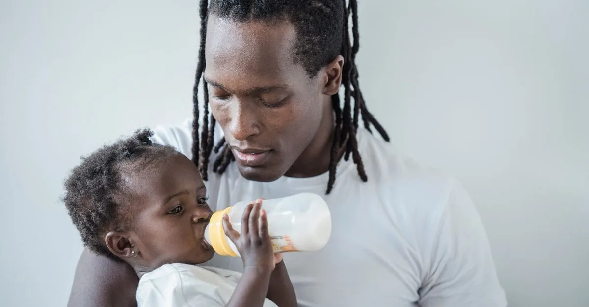 découvrez comment gérer et réutiliser les restes de lait maternisé non utilisés pour bébé, afin d'éviter le gaspillage et garantir la sécurité alimentaire de votre enfant.