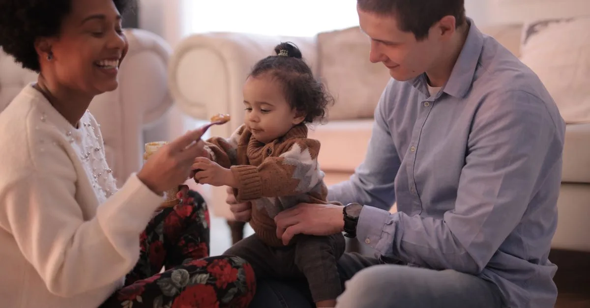 découvrez les conseils essentiels pour nourrir votre bébé avec du pain en toute sécurité, adaptés à chaque étape de sa croissance.
