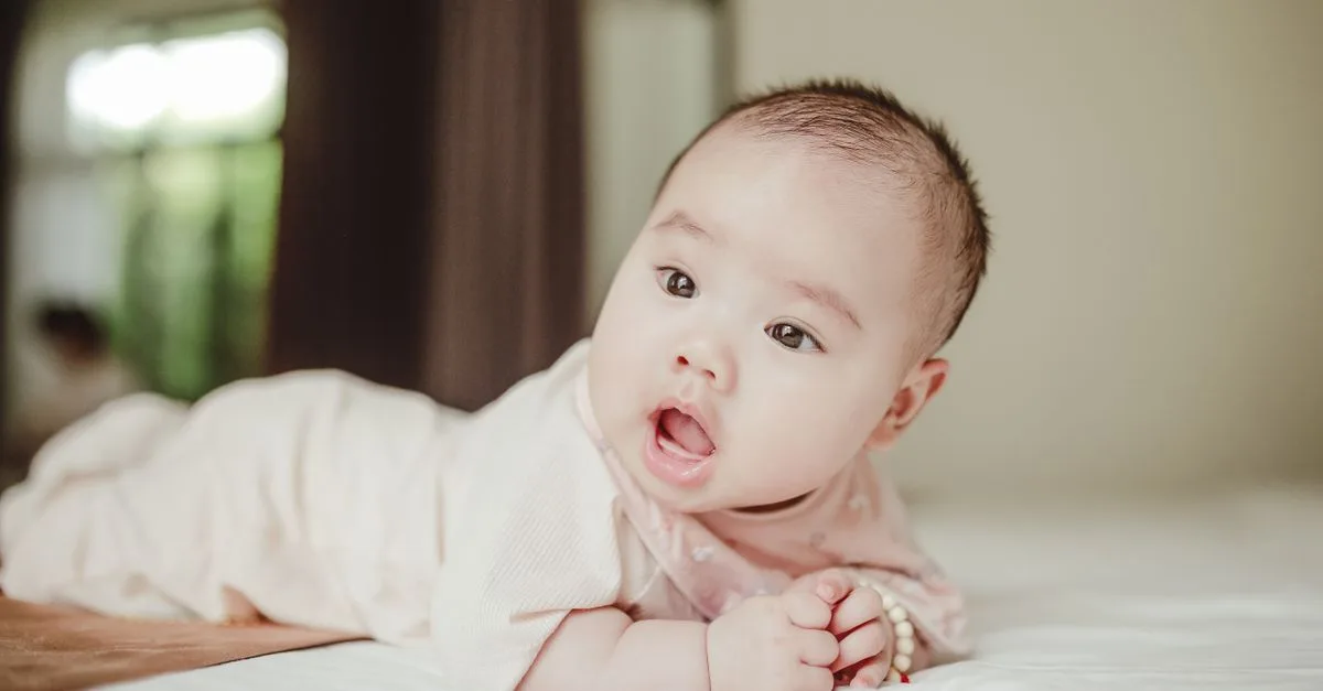 découvrez nos conseils pratiques pour faire faire son rot à votre bébé en toute sécurité et apaiser ses coliques rapidement.