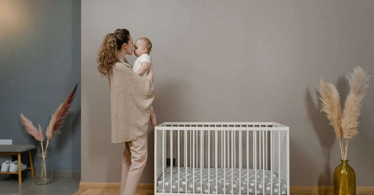 découvrez des conseils pratiques et idées pour réussir la transition de la chambre de bébé, permettant un environnement chaleureux et fonctionnel pour votre tout-petit.