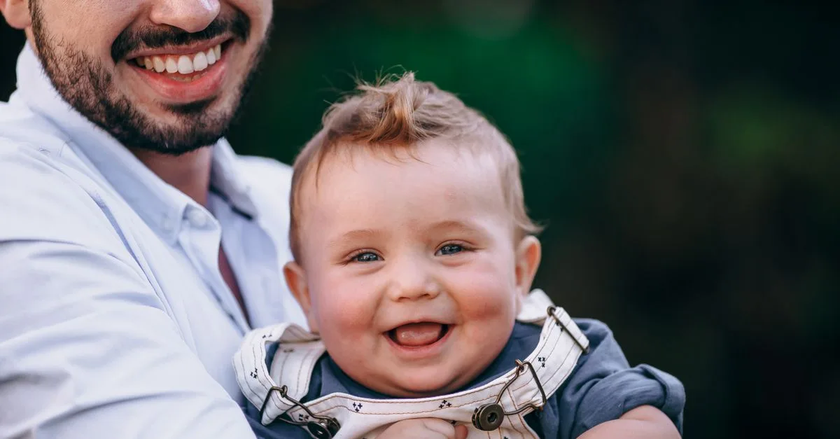 découvrez comment les bébés perçoivent et réagissent à l'âge de leur papa, avec des informations amusantes et éducatives sur le développement infantile.