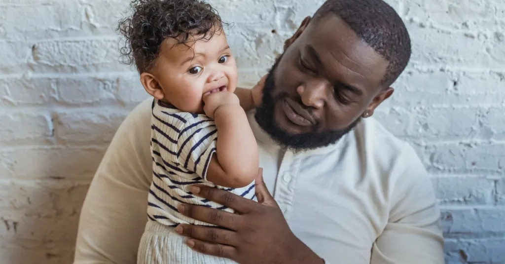 découvrez à quel âge les bébés commencent à dire « papa » et comment encourager leur premier vocabulaire.