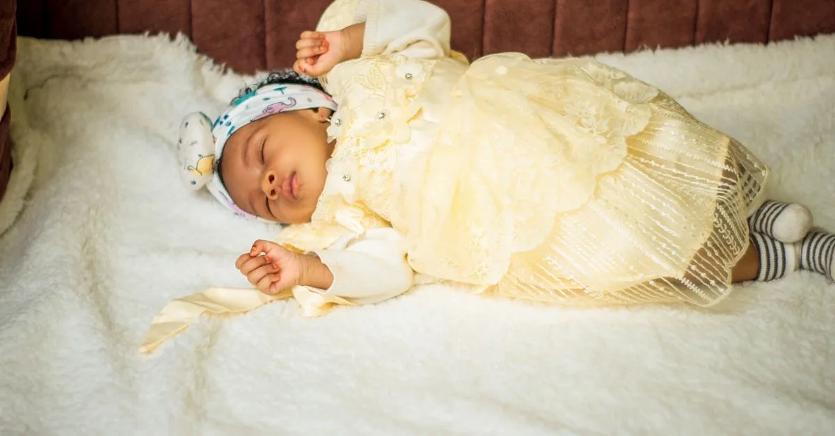 découvrez les meilleures positions pour dormir de votre bébé, garantissant son confort et sa sécurité tout au long de la nuit.