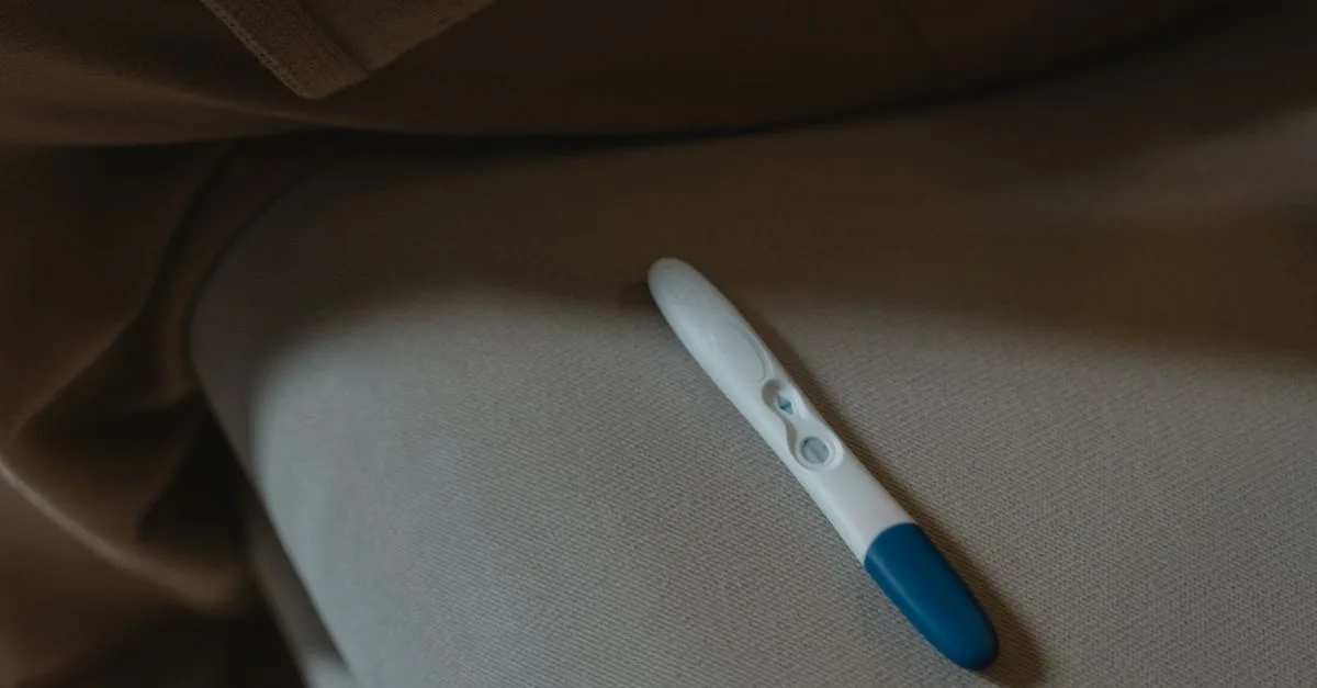 découvrez ce que signifie une ligne pâle sur un test de grossesse, comment l'interpréter et les étapes à suivre pour confirmer votre grossesse.
