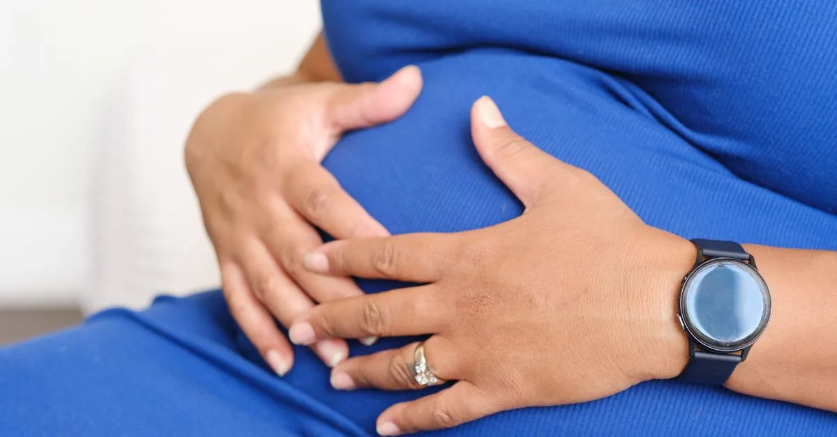 découvrez les signes du travail pour mieux préparer l'arrivée de votre bébé et savoir quand vous rendre à la maternité.