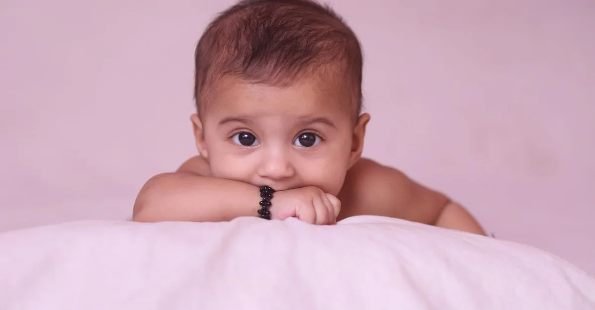 découvrez l'importance du tummy time pour le développement moteur de votre bébé et apprenez des astuces pour le pratiquer en toute sécurité et avec plaisir.
