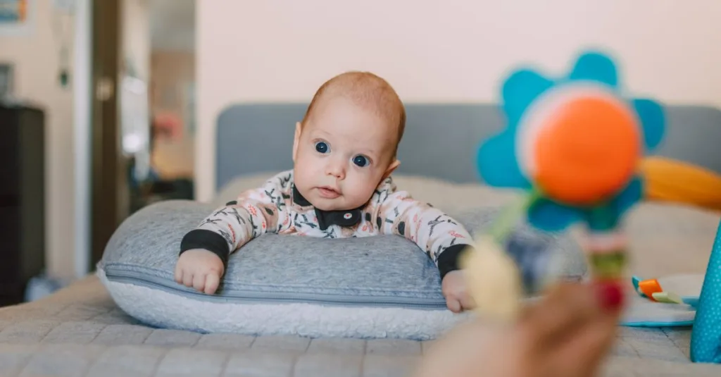 découvrez l'importance du tummy time pour le développement moteur de votre bébé, favorisant sa force musculaire et sa coordination.