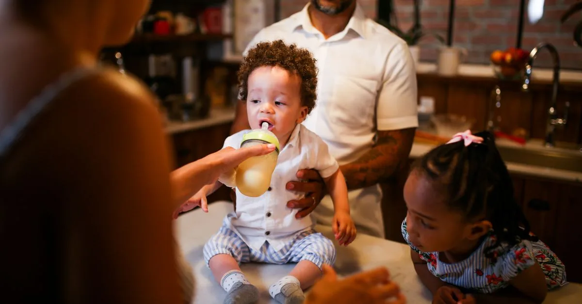 découvrez les meilleures méthodes pour réchauffer le lait maternel en toute sécurité, afin de préserver ses nutriments essentiels pour votre bébé.