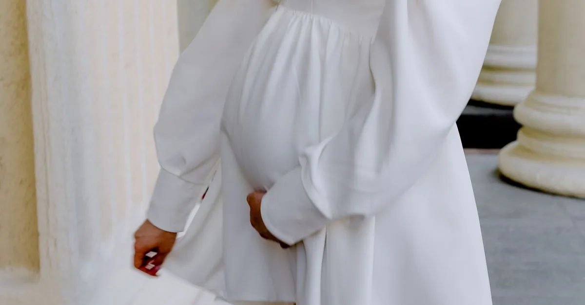 découvrez notre collection élégante de robes de maternité, alliant confort et style pour accompagner future maman tout au long de sa grossesse.