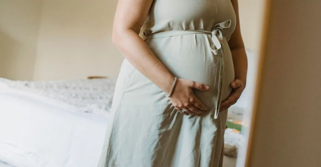 découvrez notre collection élégante de robes de maternité, alliant confort et style pour accompagner toutes les étapes de votre grossesse.