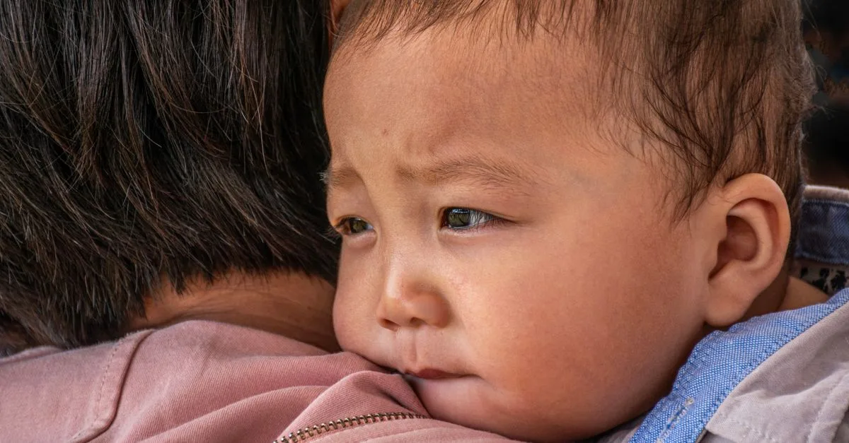 votre bébé se cambre souvent ? découvrez les causes possibles de cette posture, les signes à surveiller et quand demander conseil à un professionnel de santé.