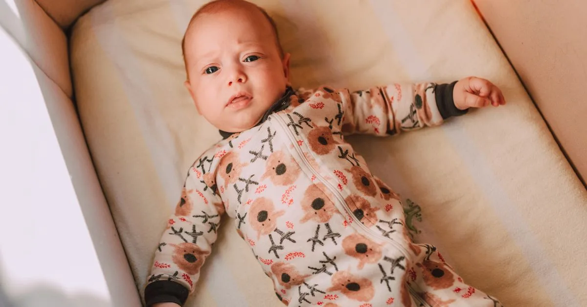 bébé tape des jambes dans son lit ? découvrez les raisons possibles de ce comportement et les conseils pour l’accompagner en toute sérénité.