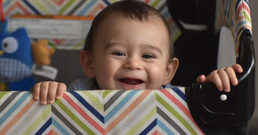 bébé qui tape des jambes dans son lit : découvrez les causes fréquentes de ce comportement, comment le rassurer et quand demander conseil à un pédiatre.