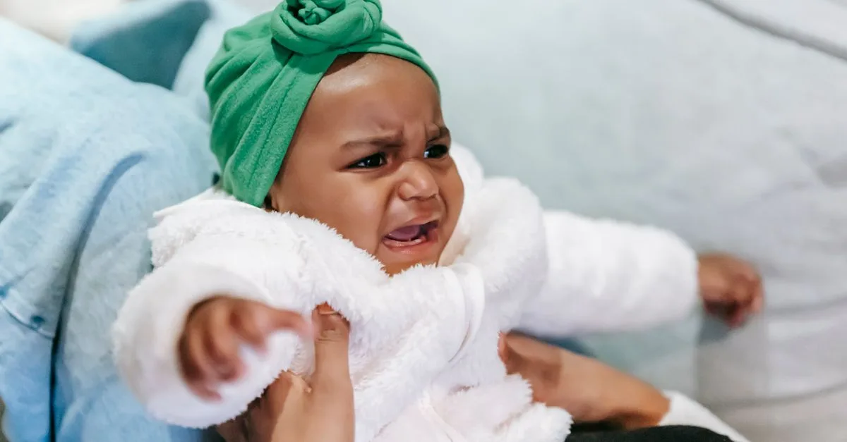 bébé pleure quand vous l’habillez ? découvrez les causes possibles et des conseils pour rendre ce moment plus calme et agréable.