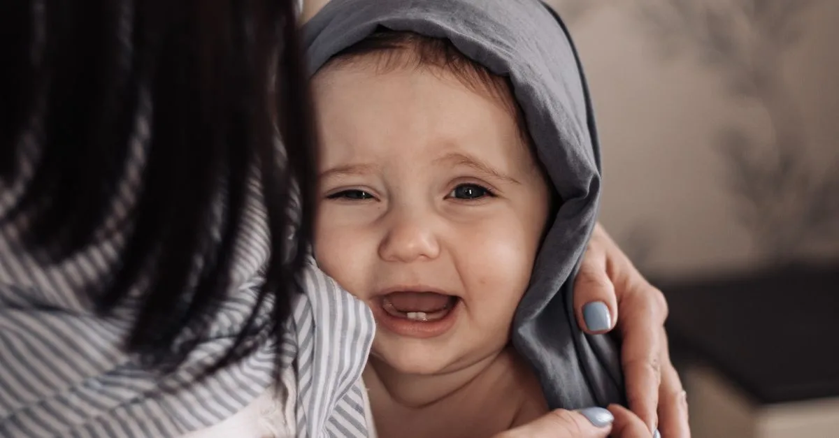 découvrez les signes de désengagement chez le bébé et apprenez à reconnaître quand il a besoin d’une pause ou de moins de stimulation.