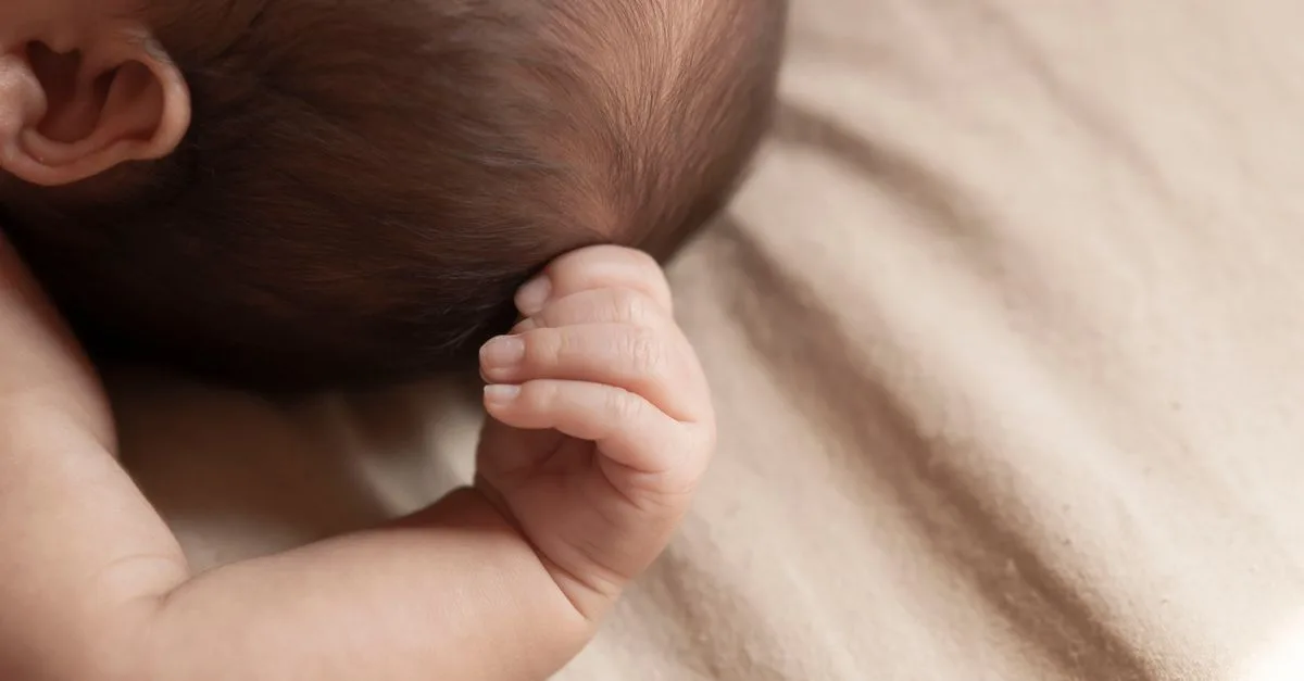 bébé se frotte les oreilles avant de dormir ? découvrez les raisons possibles de ce geste et les signes qui doivent vous inciter à consulter.