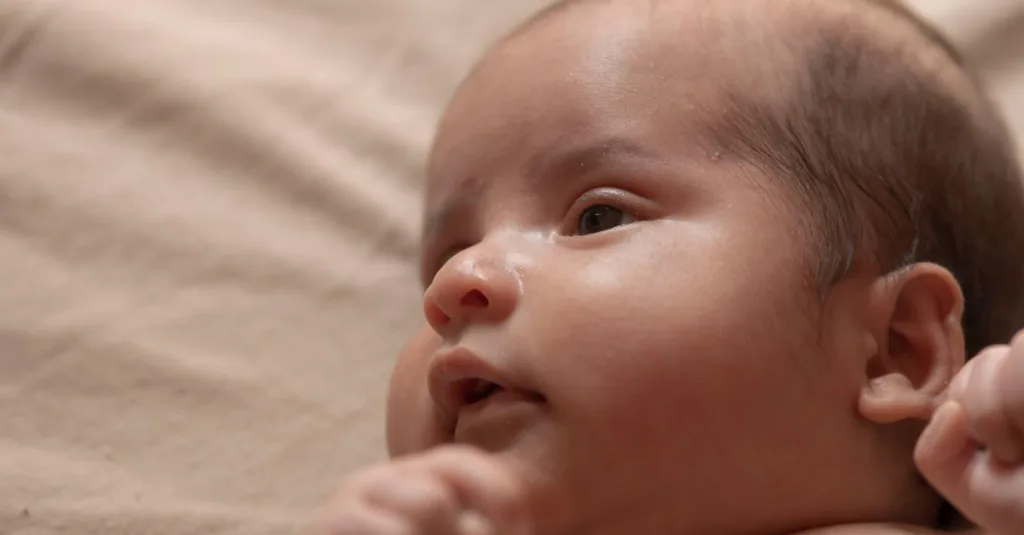 bébé se frotte les oreilles avant de dormir : découvrez les causes possibles, les gestes à adopter et les signes qui nécessitent un avis médical.