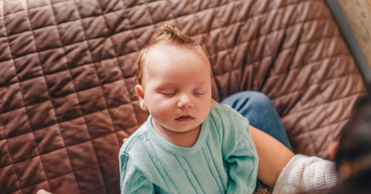 bébé qui secoue la tête de gauche à droite avant de dormir : découvrez les causes possibles, quand ce comportement est normal et les signes à surveiller.