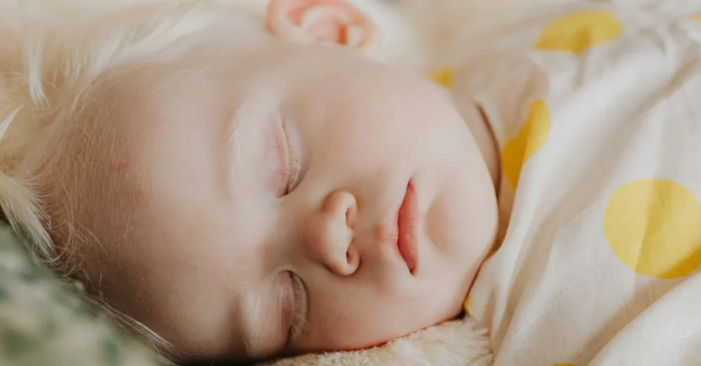 bébé secoue la tête de gauche à droite avant de dormir : découvrez les raisons possibles de ce comportement et quand demander conseil à un professionnel.